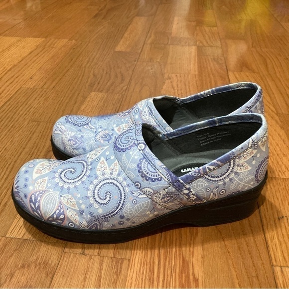 6.5 OHMM clogs. Great for nurses or someone who works in a kitchen or restaurant - Picture 9 of 10